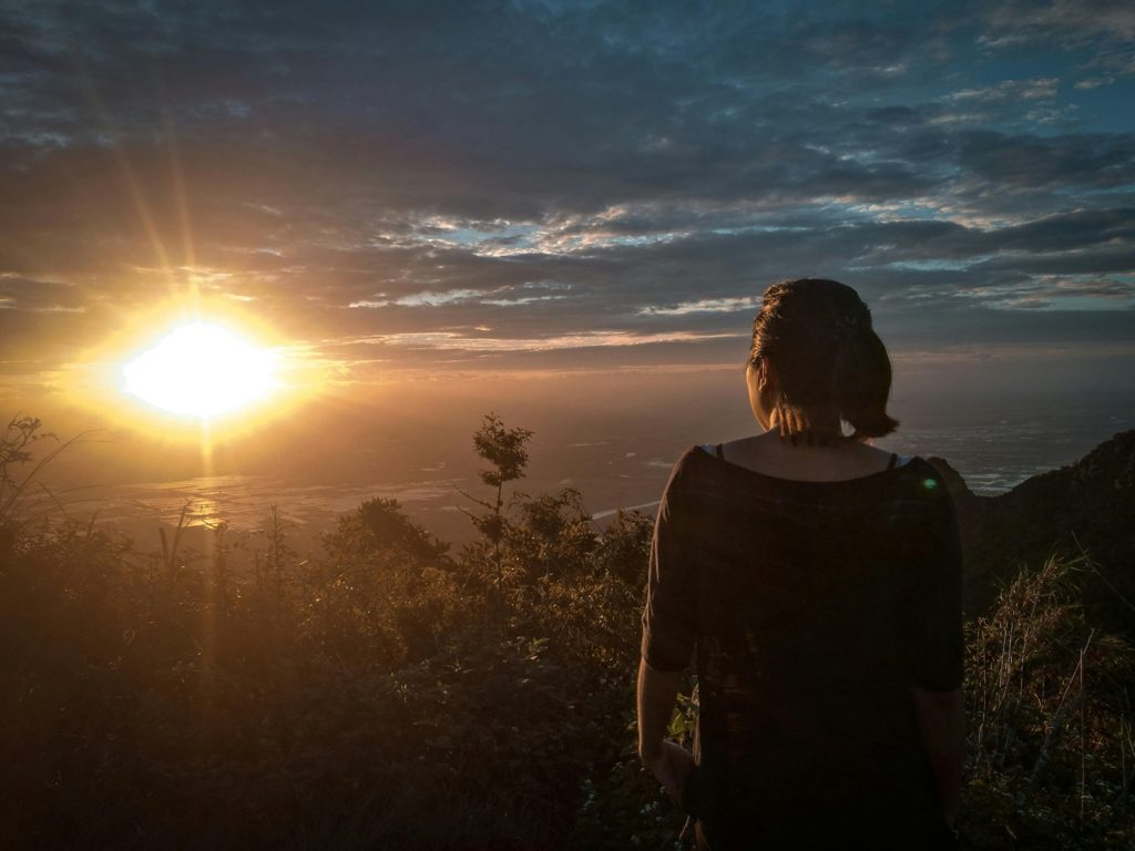 femme regardant l'horizon